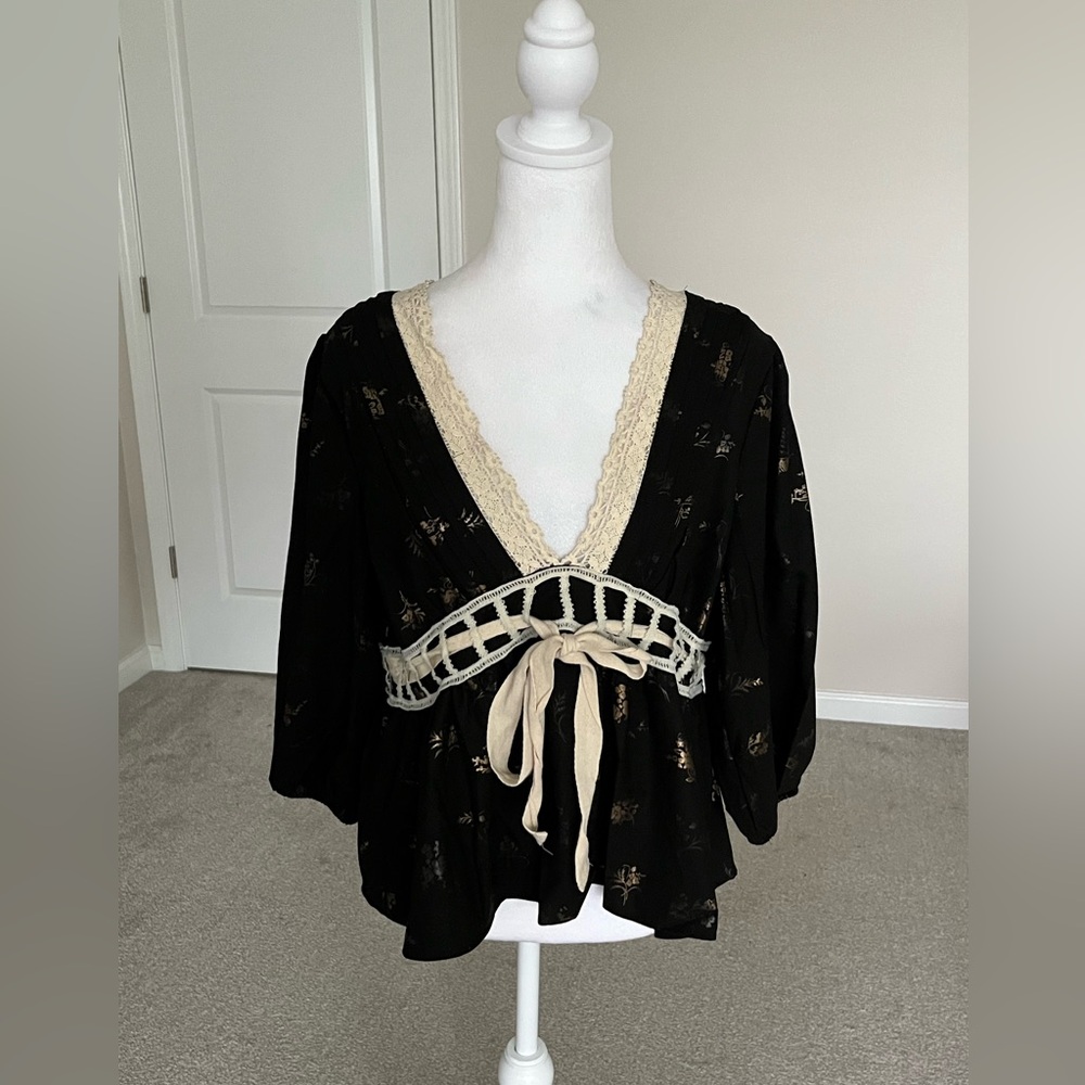 NWT Meisie Black And Cream Crocheted Top Size Medium